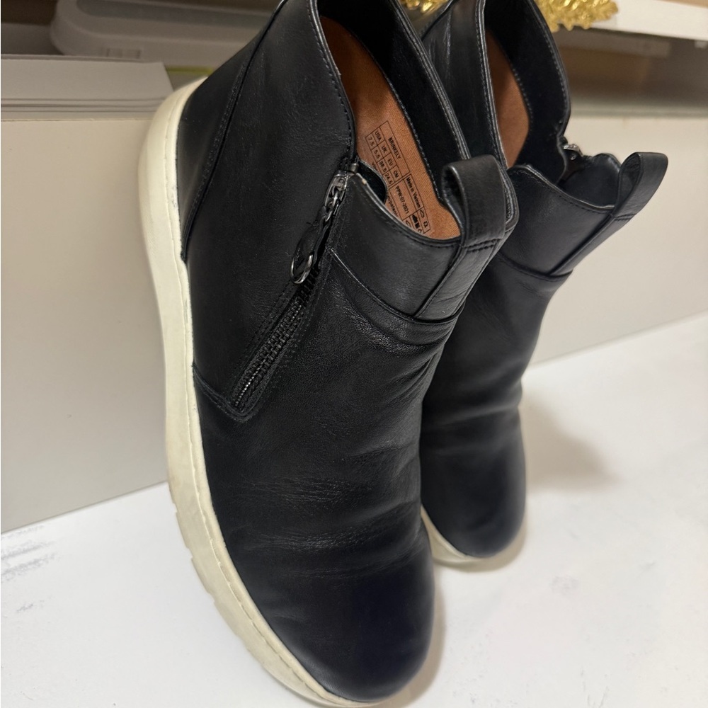 Leather ankle boot sneaker, Vionic
Brinkley Black Leather High-Top Sneakers - Picture 10 of 16